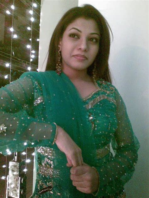 Hot Sexy Girl In Saree And Salwar Photos