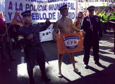 Desnudo en la manifestación de los policías municipales Actualidad