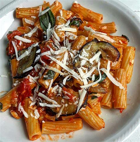 La cucina iraniana che, nell'occidente, spesso si identifica con quella persiana è una cucina particolarmente ricca di spezie, a cui si associano prodotti come riso, carne, pane e verdura. Pin su Cucina italiana