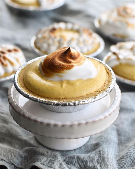And the best part is that it requires no baking so the pie can literally be made in less than. No Bake Mini Pumpkin Cheesecake Pies | Recipe (With images ...