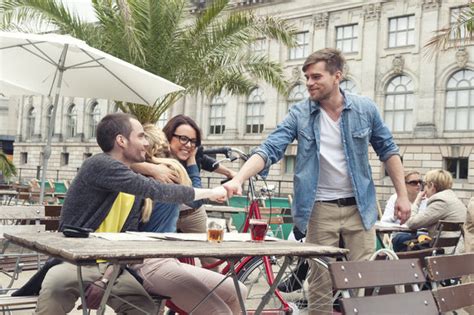These apps to make friends will help you form friendships and find people who share your interests. 5 apps for making friends in a new city | Macworld