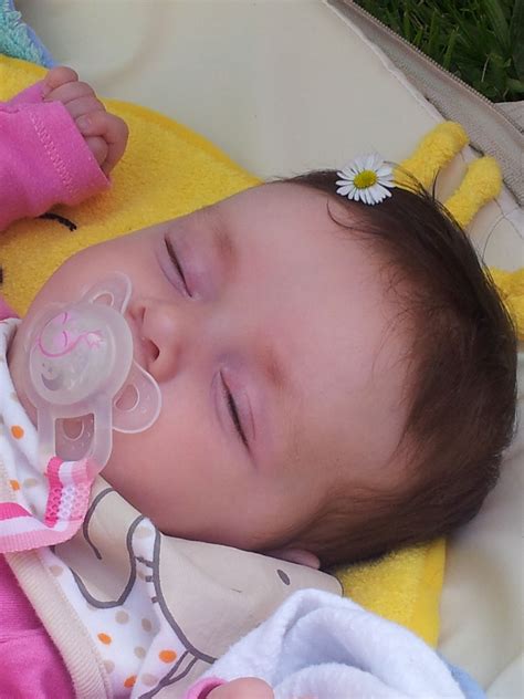 Gambar Orang Bermain Sedang Tidur Bayi Menghadapi Hidung Balita