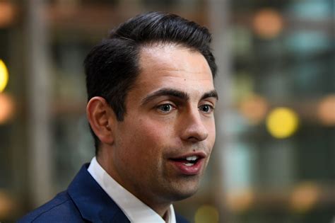 Maar ook daarbuiten verrast hij met originele voorstellen inzake defensie, onderwijs, pensioenen, banken, overheid en fiscaliteit. Vlaams Belang-voorzitter Tom Van Grieken: "Kans op ...