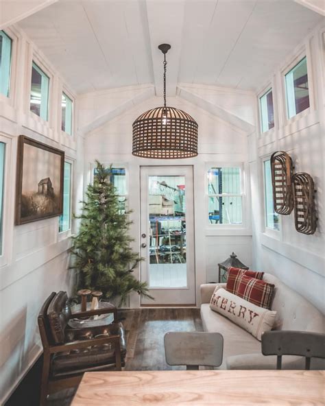 35 Stunning Christmas Tiny Houses Decor Ideas For Wonderful Houses