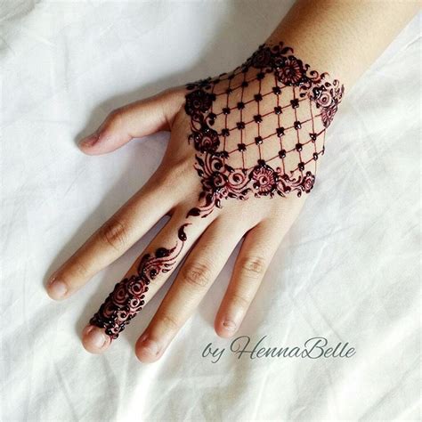 Hi semua ini ada cara mudah untuk membuat henna simpel dan cantik.yang mau belajar henna semangatt ya. Henna Tangan Corak Inai Bunga Simple Dan Cantik