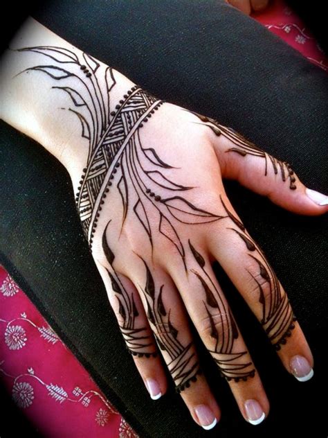 Use a set of mehndi motifs likes zigzag lines,dots etc. 40 Beautiful and Simple Henna Designs for Hands