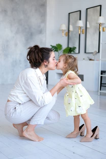 Hermosa Madre E Hija Abrazándose Y Besándose En Un Apartamento Amplio Y