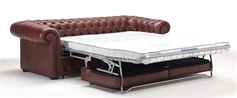 Le canapé chesterfield est convertible en lit avec un matelas. Photos canapé chesterfield convertible 2 places