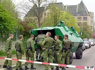 Diese frage beschäftigte die behörden nach dem schulmassaker von erfurt. 18 Tote nach Amoklauf in Erfurt | Kultur | DW | 26.04.2002
