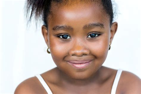 Main Prenant Le Battement De Coeur De La Petite Fille Africaine Image