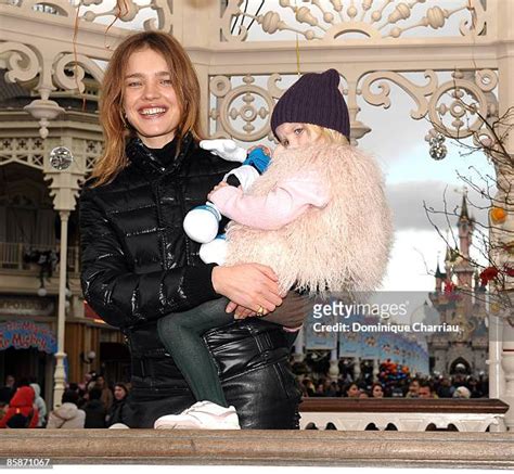 Natalia Vodianova And Daughter Photos And Premium High Res Pictures Getty Images