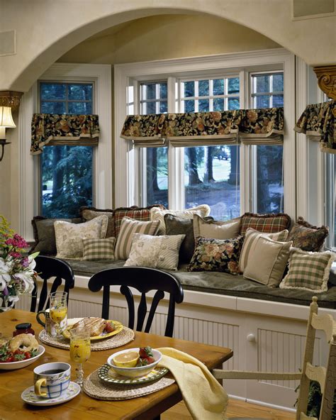 Wooden or fabric covered, they can add a finished accent to your living room shades or blinds while concealing window treatment. Glamorous valance patterns in Dining Room Contemporary ...