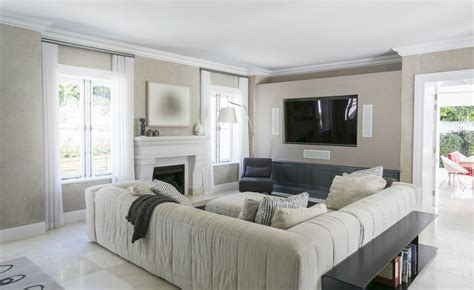 Neutral paint colors for living room are always calm and elegant, so a palette of white, cream, taupe, grey and brown is a classic option for a living room that has to please everyone. Neutral Colors for the Living Room