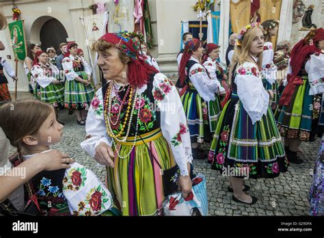 Lowicz Lodzkie Poland 26th May 2016 Women In Traditional Polish Costumes During The
