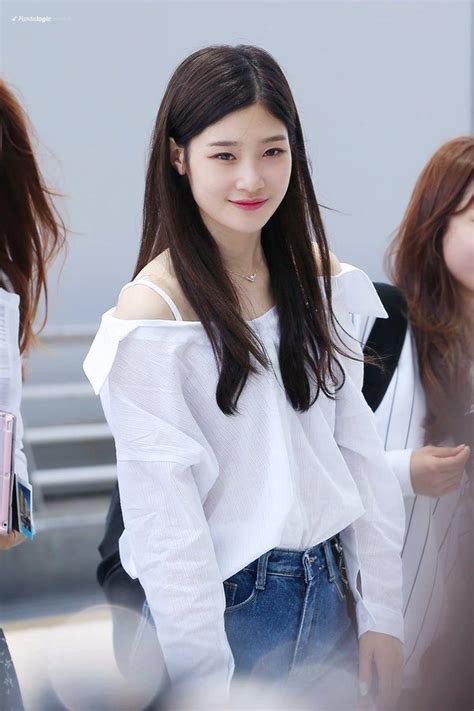 10 pictures prove chaeyeon has the sexiest shoulders in k pop koreaboo