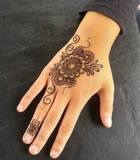 Henna hand tattoos done on the palms are considered to be a symbol of the ability to give and receive blessings. Pin by Princess Cutie 😍😍 on cute pic | Simple henna tattoo ...