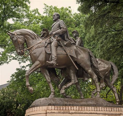 Statue Of General Robert E Lee On His Horse Traveller Face