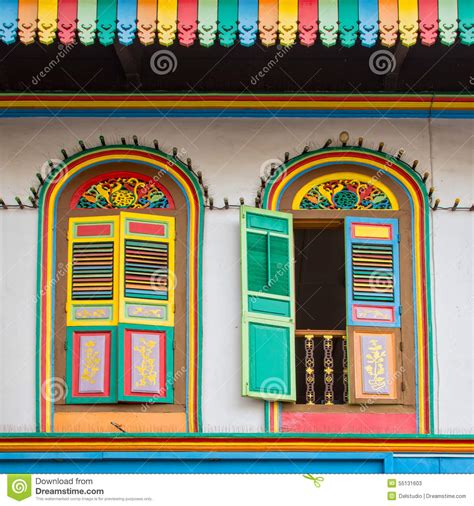 Kostenlose lieferung für viele artikel! Bunte Fenster Auf Einem Haus In Wenigem Indien, Singapur ...