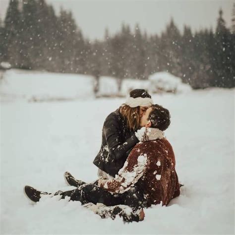 Grafika Kiss Snow And Couple Couple Photography Winter Snow Photoshoot Winter Couple Pictures