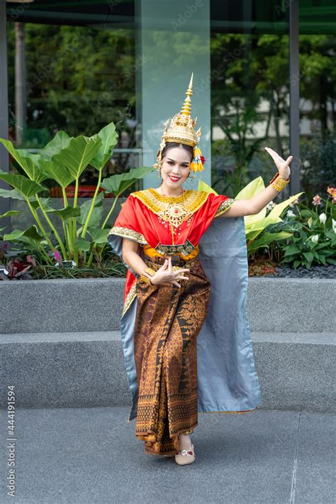 Foto De Beautiful Thai Girl In Traditional Dress Red Dancer Costume Identity Culture Of