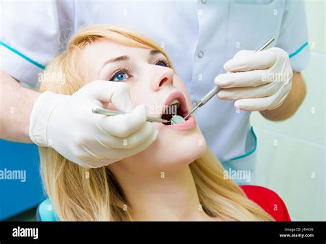 Wide Open Mouth Doctor Fotos Und Bildmaterial In Hoher Auflösung Alamy