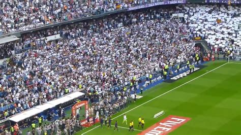 دائماً ما يستمتع عشاق كرة القدم بالتعليق على الأهداف الجميلة، فكيف إذا كان هذا التعليق بلغات مختلفة؟، تابعوا كيف كان التعليق العربي والإنكليزي والفرنسي على هدفي مباراة ريال مدريد وبرشلونة في الكلاسيكو. ‫نشيد العاشرة من ملعب السنتياجو بيرنابيو في مباراة ريال ...