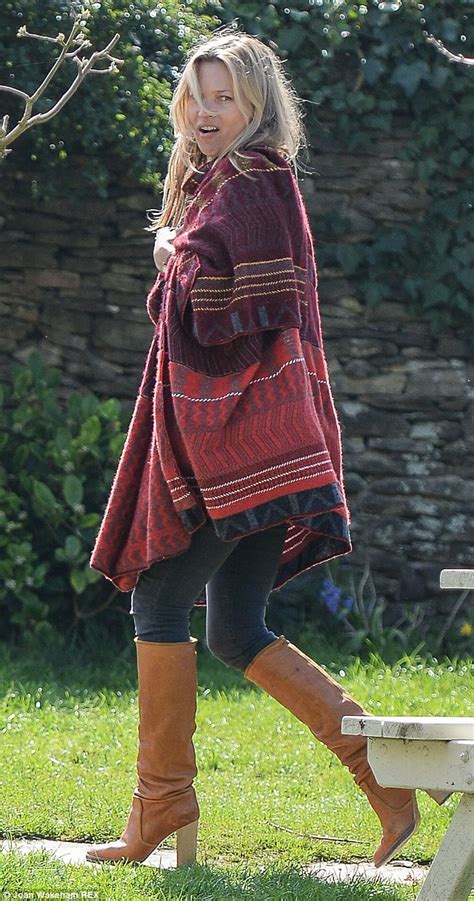 Kate Moss Works Skinny Jeans At Her Favourite Cotswold Pub Daily Mail