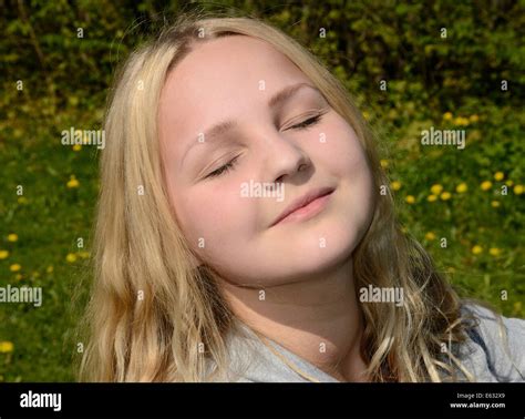Teenager Mädchen 15 Jahre Genießen Die Sonne Schweden Stockfoto