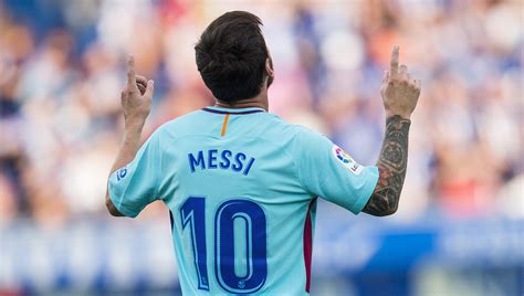 ¿por Qué Messi Festeja Los Goles Con Los Brazos Señalando Al Cielo