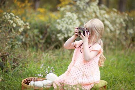무료 이미지 잔디 사람 소녀 카메라 사진술 목초지 꽃 봄 가을 드레스 아름다움 사진 촬영 인물 사진