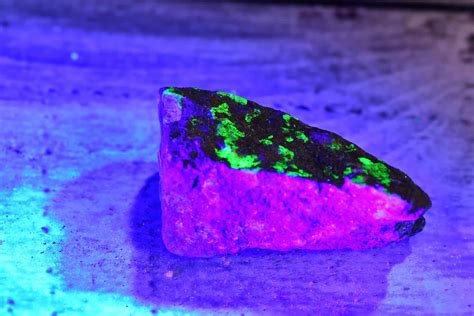 12 Rocks And Minerals That Glow Under Uv Light And Black Light How To