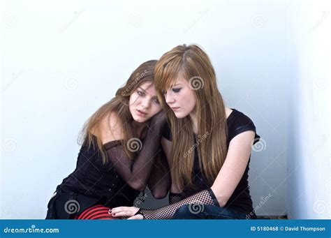 De Meisjes Die Van De Tiener Samen Huddling Stock Foto Image Of Gotisch Gedeprimeerd 5180468