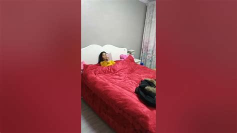 Chinese Rak Amputee One Leg Teenage Girl Taking Off Her Artificial Leg