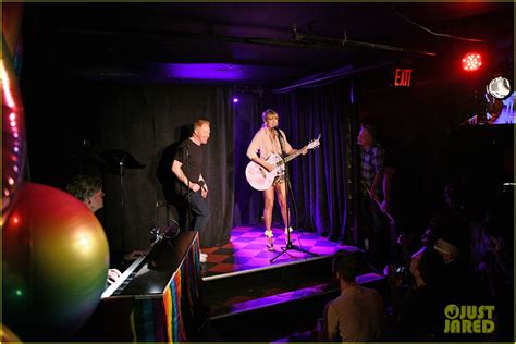 Taylor Swift Surprises Fans At Stonewall Inn During Pride Celebration Watch Photo 4310164