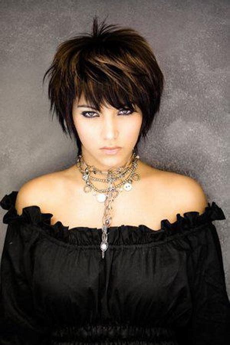 Coiffure pour cheveux court femme. Coiffure femme court