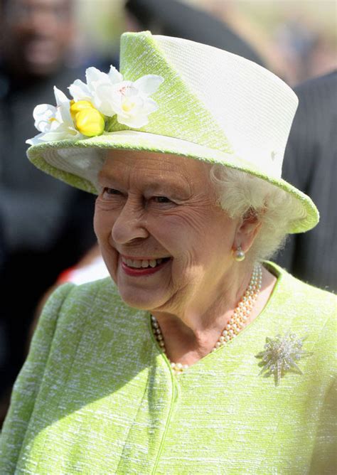Welcome to queen creek high school! Queen greeted by thousands of royal fans at Windsor Castle ...