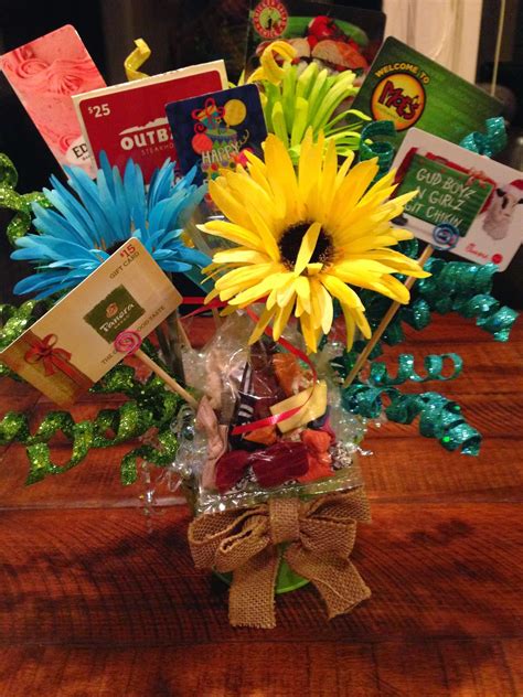 Wondering how to give a gift card creatively? Real Life Motherhood of 4: Gift Card Bouquet
