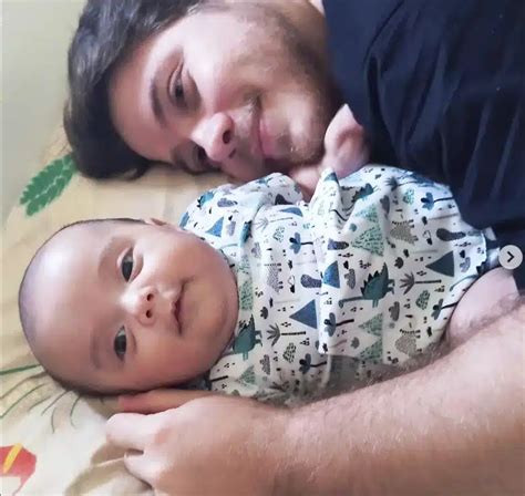 Ex Ator Mirim Pedro Malta Posa Com Seu Bebê é A Sua Cara