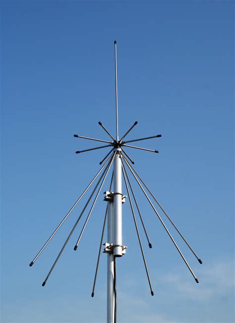 This is a brief video showing how to build a diy discone antenna out of items you may have in your house. Pactel Wide-Band Discone Antenna - South Eastern Communications