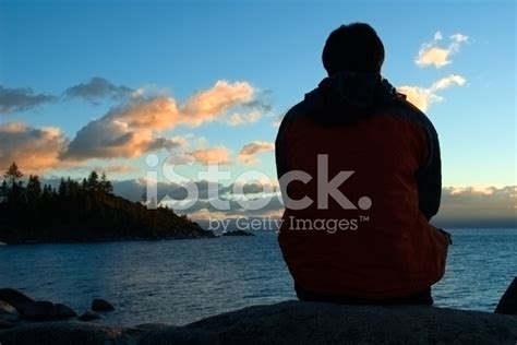 Persona Viendo El Atardecer En El Lago Fotografías De Stock