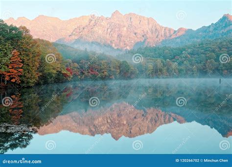 Erstaunliche Herbstseelandschaft Von Kagami Ike Mirror Pond Im