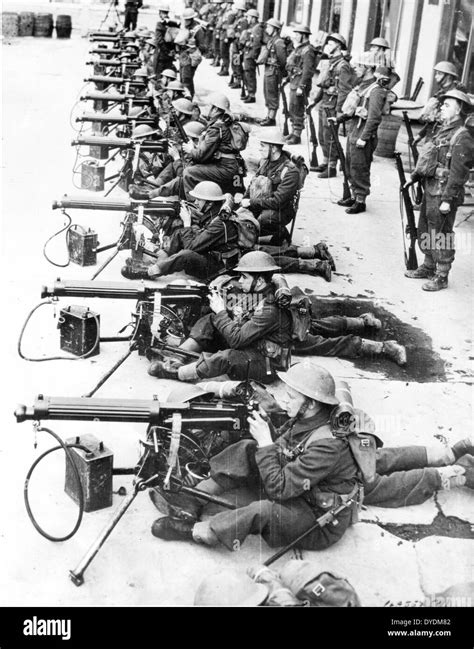 Vickers Machine Gun Teams Of The British Army During Early Ww2 Stock