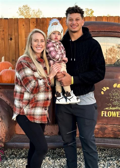 Patrick Mahomes Wife Brittanys Daughter Meets Baby Bronze Pic