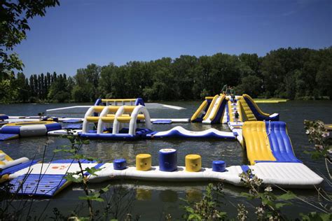 Juegos divertidos al aire libre. Los juegos inflables al aire libre del parque del agua de Francia para los adultos/el agua ...