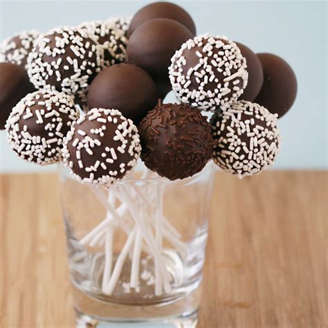 Learn how to make cake pops easily at wilton. Cake Pops Recipe Video | FACEBUDS.com