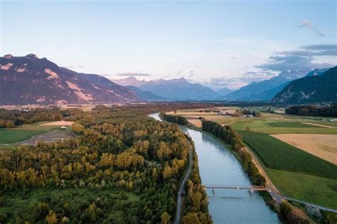 Das ist mitunter auch ein grund, warum genf das drittgrösste weinbaugebiet der schweiz hat. Legendäre Routen im Wallis | Wallis Schweiz in 2020 ...