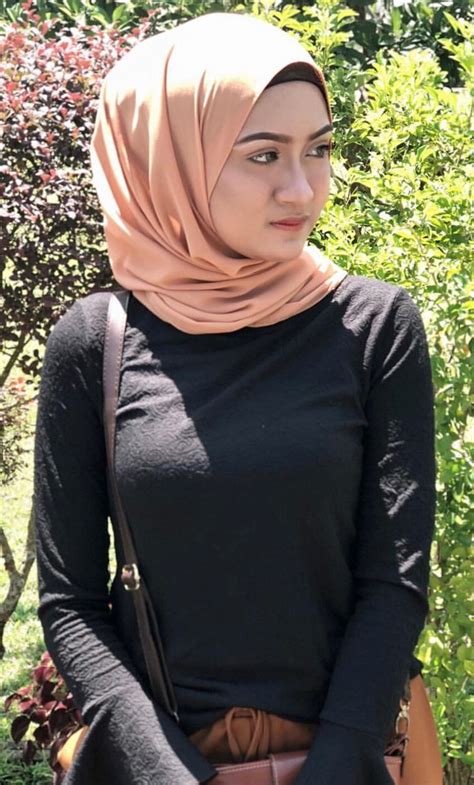 pin by zaenalarifin on geems model hijab hooded girl beautiful hijab