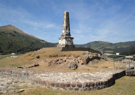 Sólo en días muy lluvioso, cuando el río ertzilla viene crecido y el aporte de aguas es. Ruta en coche por el Valle del Baztán - Visita Navarra