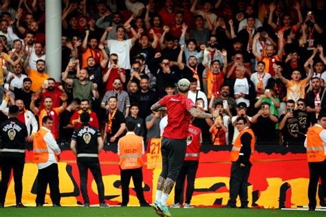 Şampiyon Galatasaray dan Florya da derbi antrenmanı B Gazete