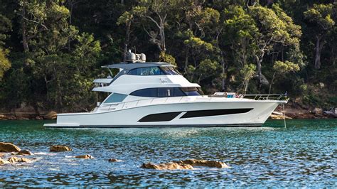 Riviera 72 Sports Motor Yacht Anchored 02 Crop New Hull Windows